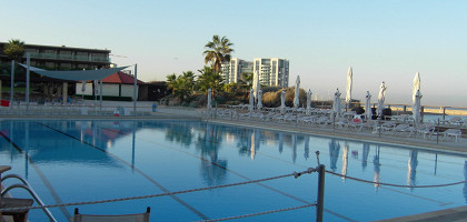 Бассейн одного из отелей Герцлии, Израиль