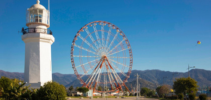 Маяк и колесо обозрения в Батуми