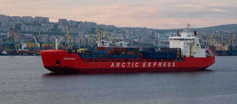 Мончегорская балкерка плавает в Кольском заливе