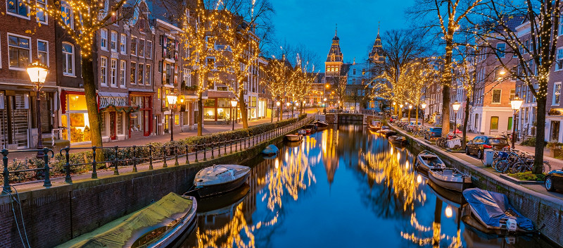 Каналы Амстердама, Нидерланды, с рождественскими огнями в декабре