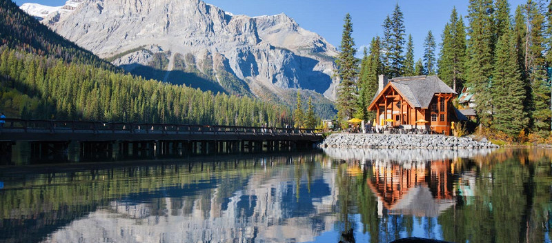 Изумрудное озеро (Emerald Lake) в национальном парке Йохо, Канада