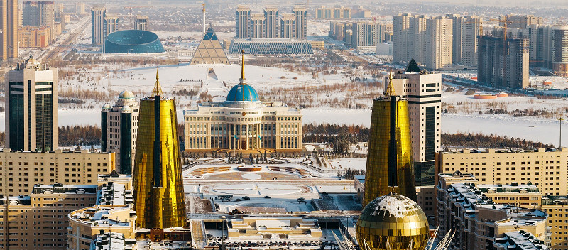 Дом министерств и бульвар Нур-Жол с памятником Байтерек в Астане, Казахстан