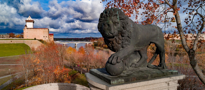 Шведский лев и замок в Нарве, Эстония