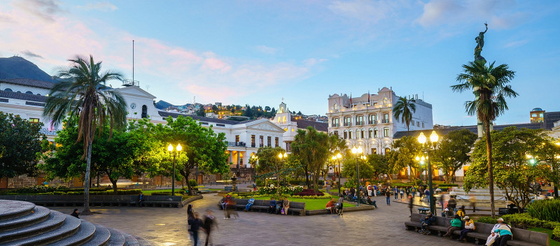 Plaza Grande в старом городе Кито, Эквадор ночью