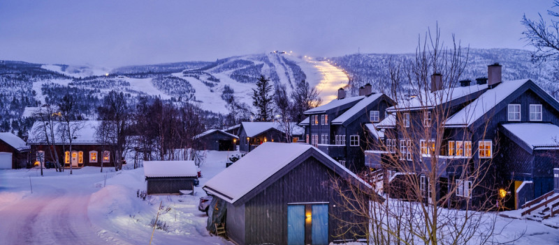 Гейло, Норвегия, деревянные норвежские дома и лыжная трасса на заднем плане