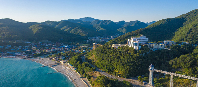 Панорама морского побережья и курортного поселка Небуг