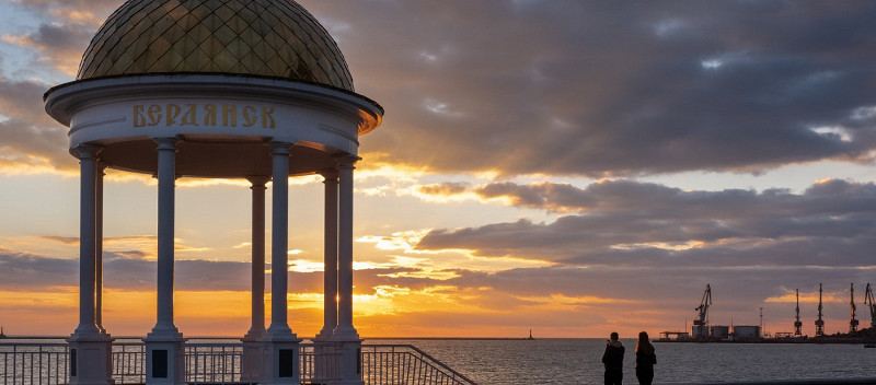 Украина. Бердянск. Красивый закат с видом на городскую беседку и морской порт