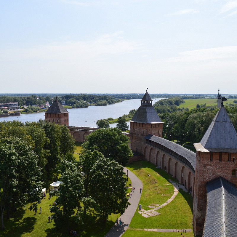 Новгородский кремль экскурсии. Новгородский Детинец Великий Новгород. Новгородский Кремль Детинец. Великий Новгород Детинец достопримечательности. Кремль Детинец в Великом Новгороде.