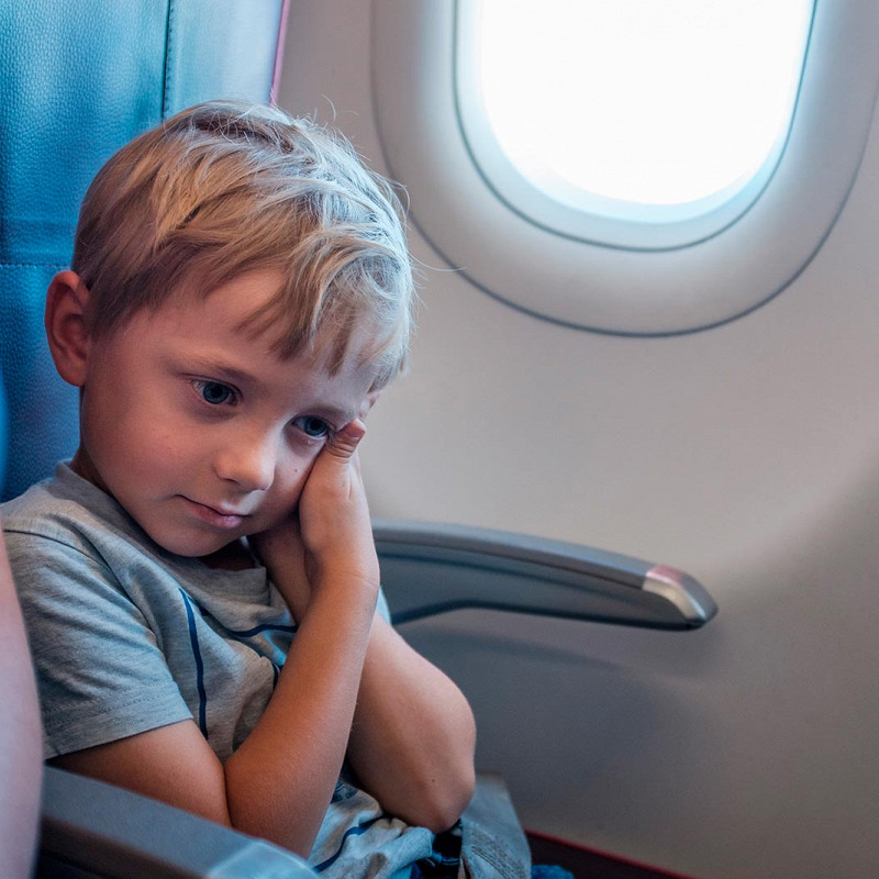 Почему закладывает уши в самолете. Почему при взлете и посадке болят уши особенно у детей. Почему при взлете закладывает уши. Почему при полете на самолете закладывает уши. Заложило уши после полета