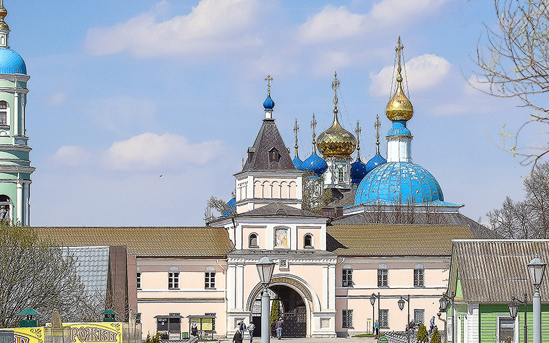 Оптина пустынь вечернее. Калуга монастырь Оптина пустынь. Монастырь Свято-Введенская Оптина пустынь. Свято Введенский ставропигиальный мужской монастырь Оптина пустынь. Введенская Оптина пустынь.