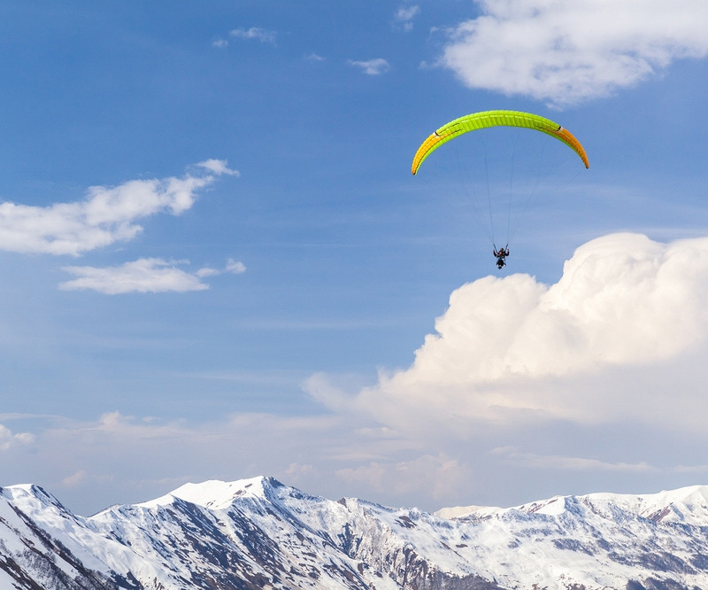 Китайский парапланерист поднялся на высоту более 8000 метров и чудом выжил (видео)