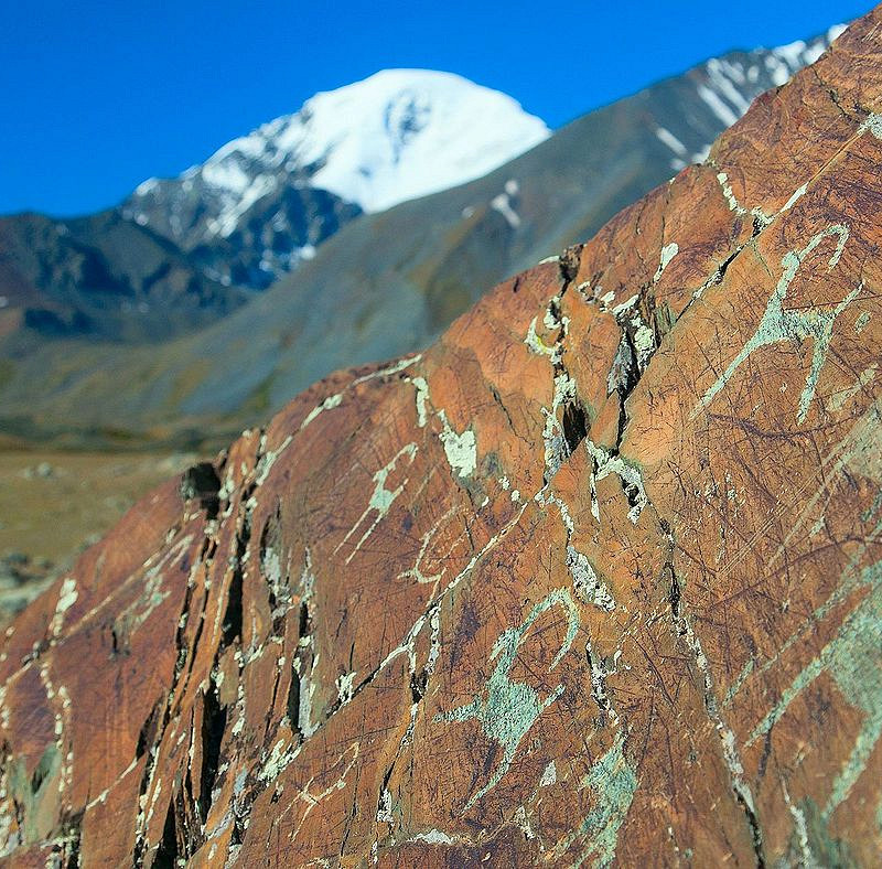 Петроглифы горный алтай фото