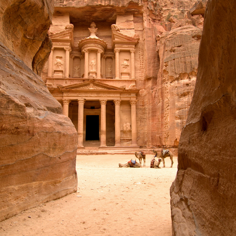 Иордания замок в скале фото