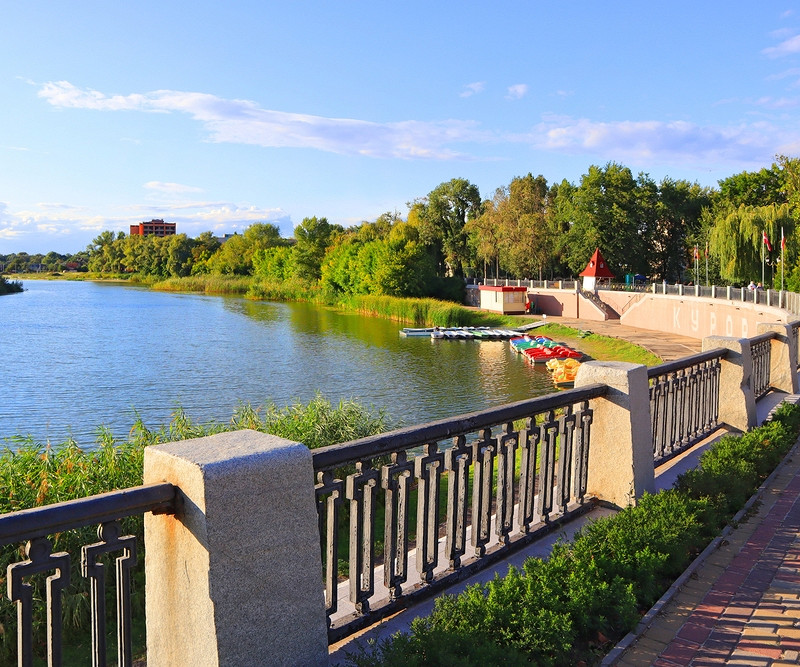 Транссексуалдарға арналған киімдер Жасырын камерада ұлының анасын былғап жатқаны көрсетілген