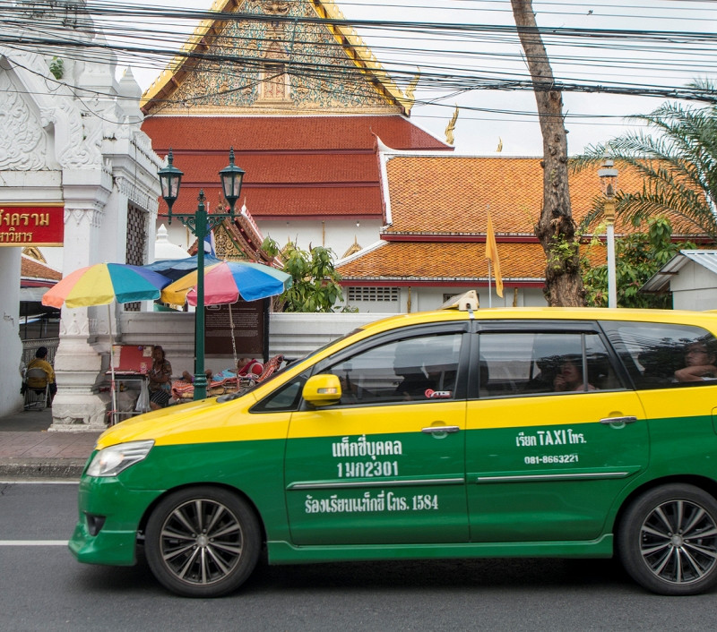 Такси тайцы. Такси в Тайланде. Тайланд Люкс такси. Разновидности тайского такси. Приложение такси в Тайланде.