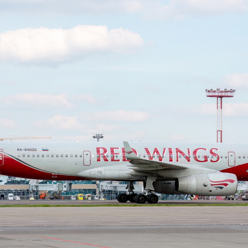 Wings екатеринбург. Ту 214 ред Вингс. Red Wings Дубай. Редвингс Махачкала самолет их Самары. Рейс ред Вингс Самара Магас самолет.