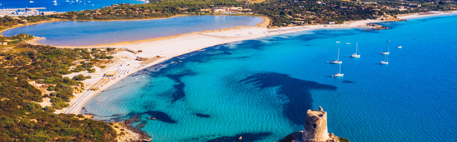 Вилласимиус, Италия, башня Торре ди Порто Джунко и пляж Симиус недалеко от Вилласимиуса