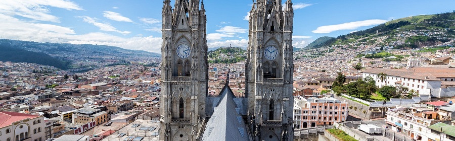 Вид на башни базилики в Кито, Эквадор