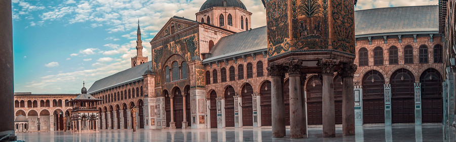 Панорамное дневное фото Великой мечети Омейядов в Дамаске, Сирии