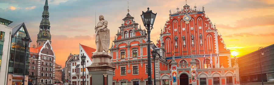 Старые дома на улице Риги. Латвия