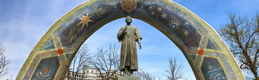 Памятник Рудаки в центре города Душанбе