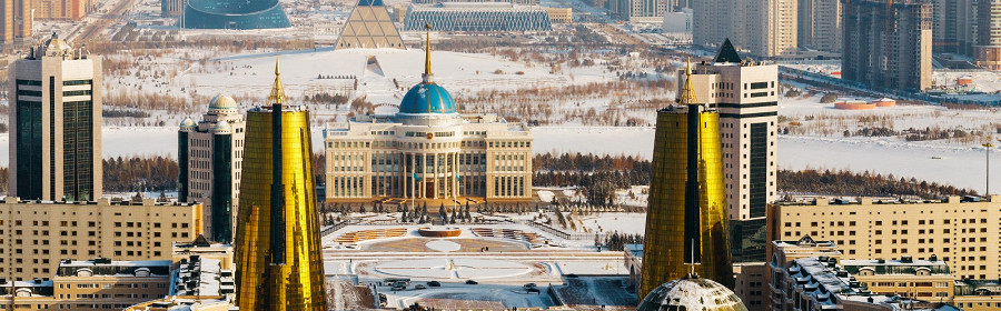 Дом министерств и бульвар Нур-Жол с памятником Байтерек в Астане, Казахстан