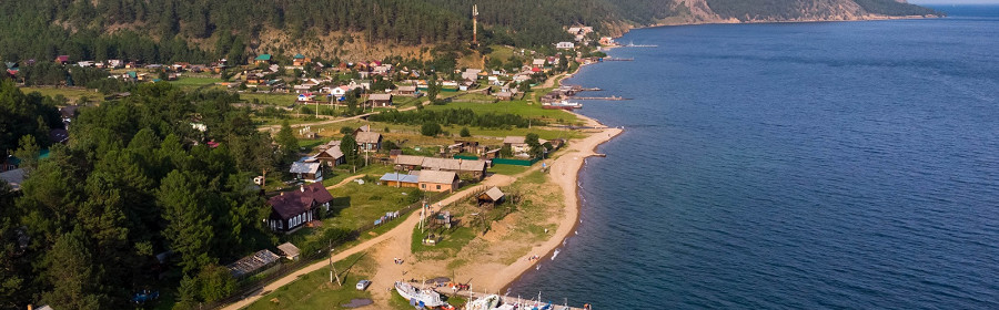 Вид сверху на пирс в деревне Большие Коты