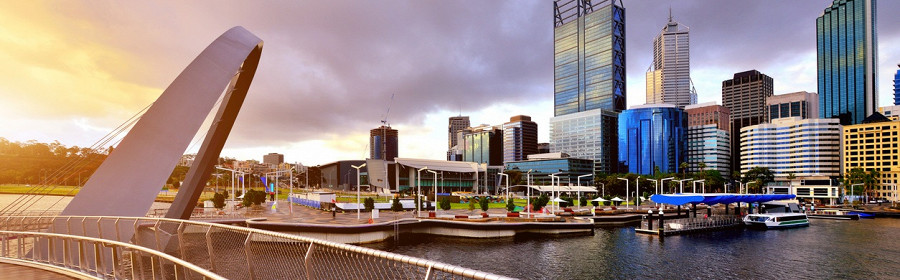 Горизонт Перта и мост Элизабет Куэй на закате, Западная Австралия