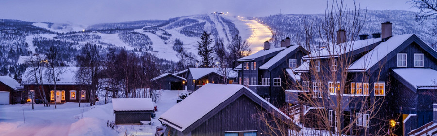Гейло, Норвегия, деревянные норвежские дома и лыжная трасса на заднем плане