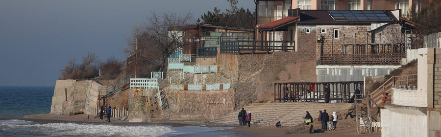 Село Николаевка. Здания на побережье Черного моря