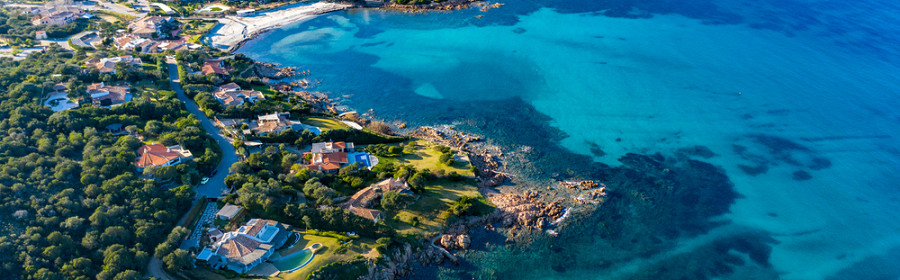 Коста-Смеральда, Италия, вид с воздуха на пляж Гранде Певеро