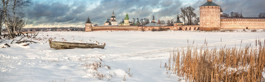 Кириллов, Белозерский монастырь и старая лодка и камыш