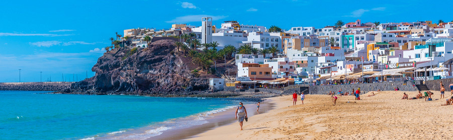 Солнечный день в Playa de Matorral в Морро-Джейбл, Фуэртевентура, Канарские острова, Испания