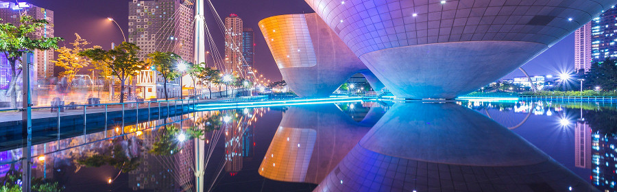 Здание с тремя чашами в Центральном парке в районе Сонгдо, Инчхон, Южная Корея