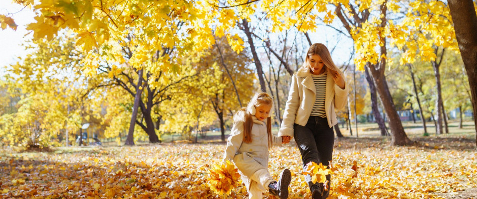 Журнал/Куда поехать на осенние каникулы одинокой маме с детьми: 5 направлений без лишнего стресса