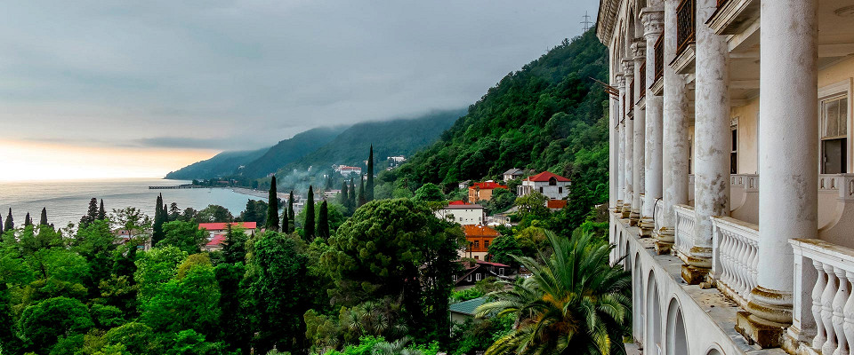 Журнал/Отдых в Абхазии: невероятно дерзкое вождение, заросшие руины санаториев СССР и удивительная атмосфера