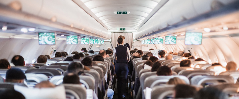 Журнал/Как не замерзнуть в самолете: инструкция для пассажиров