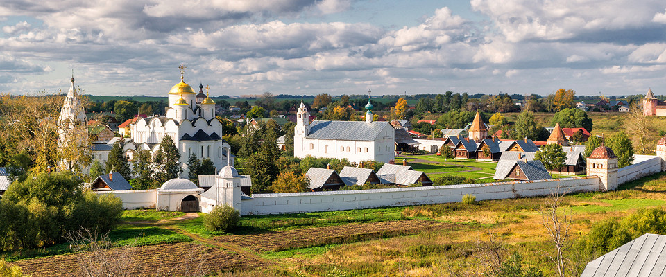 С чего начать осмотр суздаля. 7mjqaeciqhog4oskoo44kowo8. С чего начать осмотр суздаля фото. С чего начать осмотр суздаля-7mjqaeciqhog4oskoo44kowo8. картинка С чего начать осмотр суздаля. картинка 7mjqaeciqhog4oskoo44kowo8. Суздаль — жемчужина Золотого кольца России, расположенная сравнительно недалеко от Москвы: около 4 часов на авто или 2–2,5 часа общественным транспортом (1,5 часа скоростной поезд до Владимира плюс 30 минут на такси или час в автобусе). При желании осмотреть основные достопримечательности города можно за день: мы прикинули, потребуется часов 6. С чего начать осмотр суздаля. 7mjqaeciqhog4oskoo44kowo8. С чего начать осмотр суздаля фото. С чего начать осмотр суздаля-7mjqaeciqhog4oskoo44kowo8. картинка С чего начать осмотр суздаля. картинка 7mjqaeciqhog4oskoo44kowo8. Суздаль — жемчужина Золотого кольца России, расположенная сравнительно недалеко от Москвы: около 4 часов на авто или 2–2,5 часа общественным транспортом (1,5 часа скоростной поезд до Владимира плюс 30 минут на такси или час в автобусе). При желании осмотреть основные достопримечательности города можно за день: мы прикинули, потребуется часов 6.