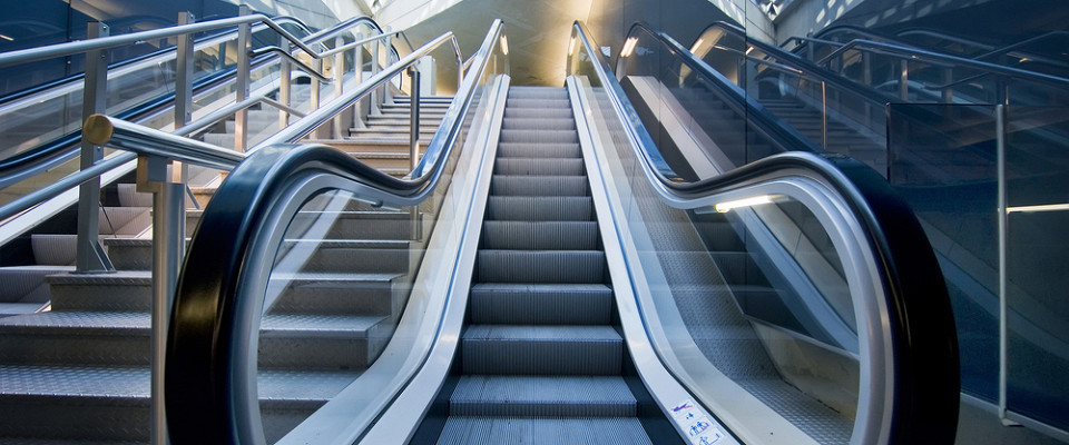Журнал/Почему поручень в метро движется быстрее ступеней?