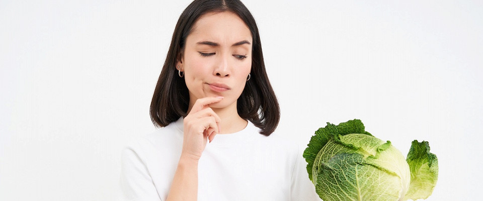 Журнал/Не вырывать седой волос и есть капусту: 3 мифа и 3 факта о женской красоте