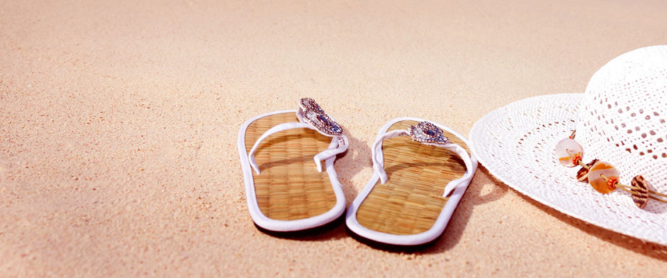 Журнал/Выбираем шлепанцы на пляж: вьетнамки, шлепки или кроксы