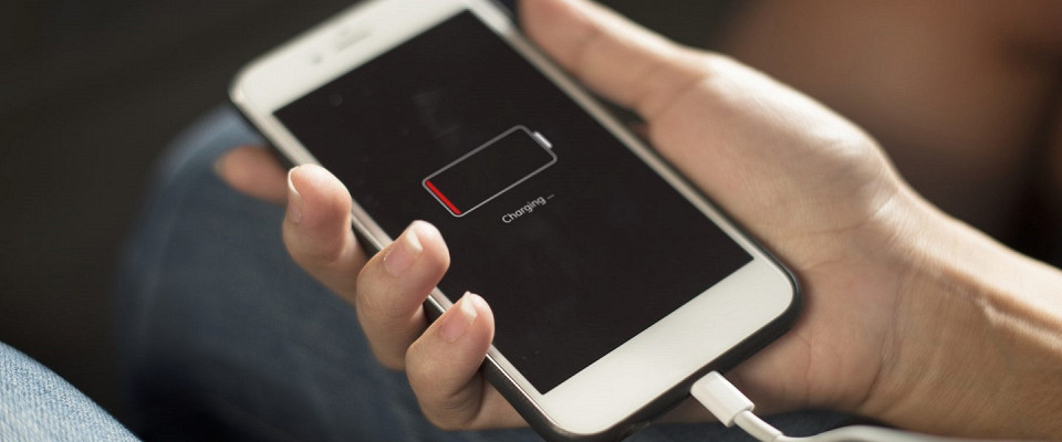 заряжать телефон в поездке