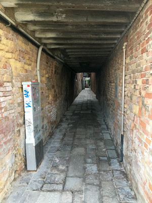 В центре