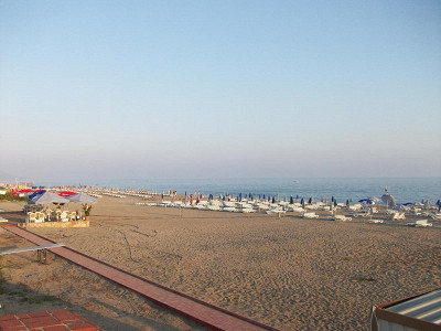 Пляж отеля. та есть платный бар.