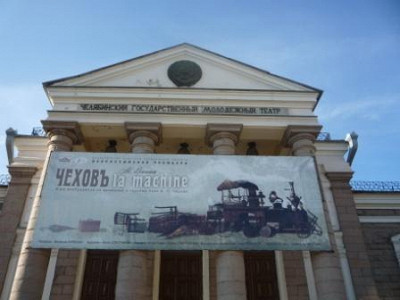 Вид на колонны и портик центрального входа.
