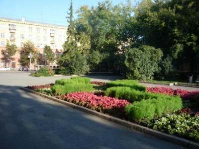 Цветники и скамейки в сквере.
