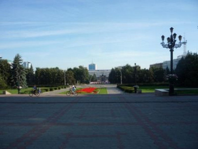 Вид на площадь Революции от входа в театр.