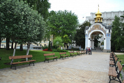 Аллея с лавочками на территории