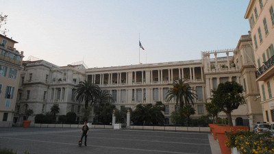 административные здания в центре)