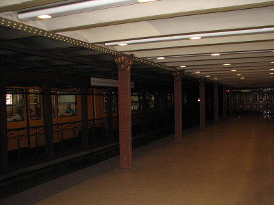В метро